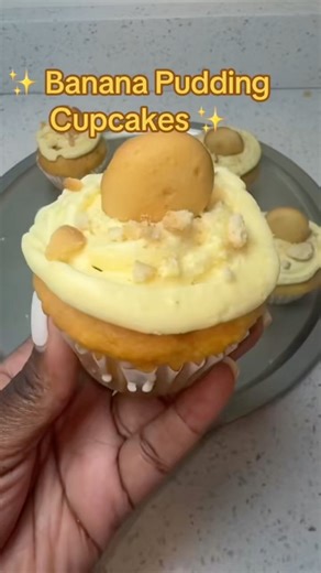These Banana Pudding Cupcakes are the ultimate sweet treat! 🍌🧁 Soft vanilla