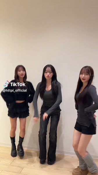 何かを必死に守ってます笑ほっとぴーナイト募集中🌏#httpi #ほっとぴー @みーみ👂🏻（耳子） @ゆうな♊️👯유나 @リリカ🥝💖