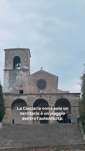 La Ciociaria non è solo un territorio. È un viaggio dentro l’autenticità. Un luogo dove la natura, la storia e le tradizioni si intrecciano come fili preziosi e invisibili. Castelli che svettano su colline morbide, antiche mura che hanno attraversato secoli di vita. Vicoli silenziosi, dove sembra ancora di ascoltare le voci di un tempo. E poi le esperienze che rendono questo territorio vivo: imparare a fare il formaggio come si faceva una volta, riscoprire i gesti semplici e autentici di chi cus
