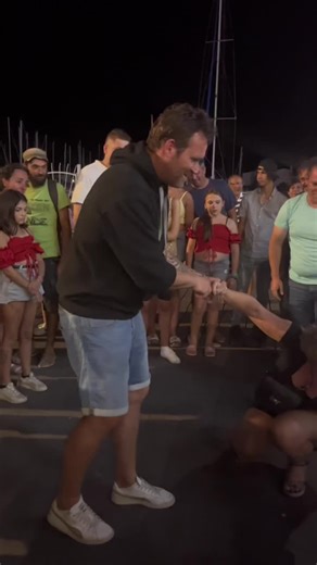 Elle pense qu’elle est complètement bourrée 😂😂😂 #leshypnotiseurs #hypnose #hypnoteam #dors #pourtoi