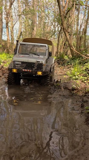 Cross-RC NT6 Unimog 6x6 i Traxxas TRX-4 Defender w błotnej przeprawie
