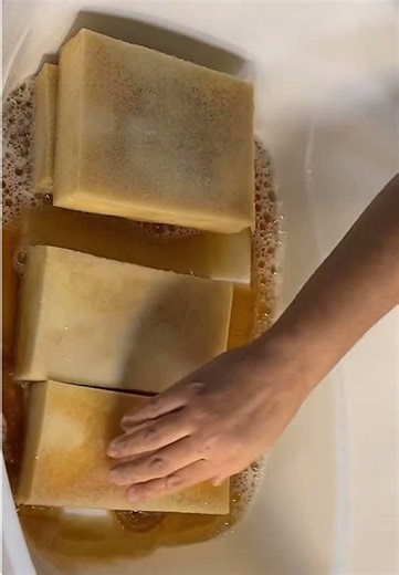 ¿ Guess The Product ? 🫧🫧 Foam Sponges! 🤍🤍 Sudsy & Satisfying Sponge Squeezing ASMR!! 🤍🤍 Credit : @esponjasespumas also on IG and YT!! #teamsuds #sudsyspongesqueezing #sudsysponges #spongesqueezing #cleantok