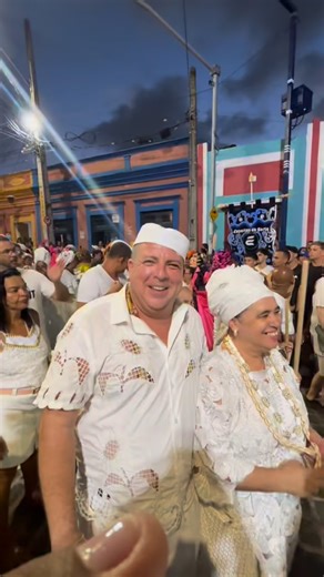 Buiutvjoelma on Instagram: "Milhares de pessoas se reuniram, no final da tarde deste domingo (11), no Sítio Histórico de Olinda, para acompanhar a lavagem do Bonfim, tradição religiosa que acontece sempre no domingo após o Dia de Reis e a queima da lapinha, encerramento do ciclo natalino. Este ano, a cerimônia aconteceu na Igreja do Bonfim, Marcado para as 16h, o ritual começou com Lavagem do Bonfim, em Olinda A lavagem, que só começou com a chegada do tata Raminho de Oxóssi, representa a união 