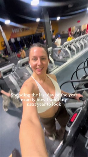 Locked in & ready to welcome in a year of growth, expansion & leveling TF up to be the ultimate best version of myself. Who’s with me?! 🎊 #levelup #newyear #newyearintentions #discipline #gymgirl