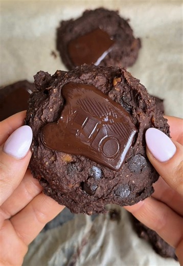 so healthy…but i ate the whole batch 🥹 🤦‍♀️ sweet potato choc chip cookies recipe: 300g roasted sweet potato, mashed smooth 1 egg 30g cocoa powder 60g oat flour (blend oats finely) pinch of salt 30-35g chocolate chips mix sweet potato and egg until smooth. stir in cocoa powder and salt. add oat flour and mix until thick and scoopable. fold in chocolate chips. divide into 6 cookies and flatten slightly. bake at 180°C (gas mark 4) for 14-18 mins until edges are matte and set. cool 10–15 mins bef