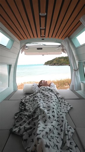 のすけ|VANLIFE JAPAN🇯🇵 on Instagram: "A room tour of a camper built by a female college student! Vehicle :Nissan Caravan 女子大生の時に制作したメイちゃんの車をルームツアー‼️ 車体:日産キャラバン フォロワーこちら⇩ @may_miyamoto_ #vanlifejapan #japanrentacar #campervanrental #campervanjapan #visitjapan"