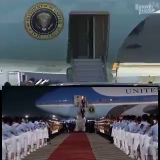 During Obama’s visit to China, he reportedly did not receive a proper staircase for disembarking from Air Force One, drawing criticism at the time.In contrast, Trump was welcomed with a red carpet reception and hundreds of students waving flags and chanting in greeting.A clear difference in how leaders are received on the world stage 🇺🇸