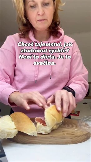 Petra/Zdravé hubnutí/Fit recepty/ on Instagram: "🚨Chceš tajemství, jak zhubnout a mít energii zároveň? Není to dieta. Není to hladovění. Je to jedna jednoduchá věc, kterou dělám každý večer. Je večer a já chystám jídlo dětem na zítra. A přesně tady se to láme. Dojíst po dětech, ochutnat, něco malého. Dneska už to dělám jinak. Když chystám jídlo pro děti, chystám ho i pro sebe. Ne proto, že držím dietu, ale proto, že chci být připravená, mít klid a energii.💯 💡 TIPY NA SVAČINY 🍴 Sladká: skyr s