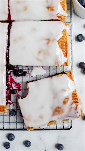 Emily | My Messy Kitchen on Instagram: "Why have 1 toasted strudel when you can have a giant one 😍 this Giant Frosted Blueberry Toaster Strudel is the perfect bite: flaky, packed with blueberry jam & topped with that classic vanilla icing 🫐🤤 ✨for the recipe comment recipe to get the link sent to your inbox! https://mymessykitchenn.com/giant-frosted-blueberry-pop-tart/ ❗️If you don’t see the link for my recipe, check your hidden messages or message me directly. Sometimes privacy settings won’t
