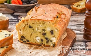 Cake salé aux olives et feta moelleux (recette facile et rapide)