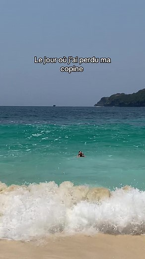 En vrai elle a survécu avec un trauma des océans 🌊 #vacances #vague #copine #couplegold