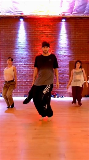 Brian Friedman on Instagram: "Dancing with my Gemini children @itsrobbiesworld_ & @mariespieldenner Nothing beats ♊️ ♊️♊️ TRIPLE GEMINI ENERGY!!! Also can choreography start traveling again and stop trying to be TikTok-able? Asking for a friend 🙈 🎤 #ImTheOnlyOne @melissa_etheridge 🧠 @brianfriedman 📍 @cameronleementorship 🎥 #anthonysuggs #BrianFriedmanChoreography #BFreeGlobal #BrianFriedman #BrianFriedmanCreative #MasterOfDance"