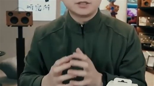 博雅Mini麦克风颜值在线，指尖大小便携收音清晰，适合视频拍摄、直播配音等场景，手持或夹在衣领都方便，超哥推荐的录音神器！