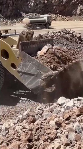 🔥 Cat 994 Massive Loading Power - One Scoop, Full Loader!