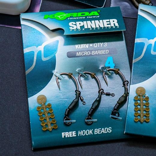 Korda Spinner Hook Sections 👉 https://www.anglingdirect.co.uk/catalogsearch/result/?q=korda spinner hook sections This piece of terminal tackle has superb hooking potential and you can even change the hook quickly without having to tie a new rig, getting you back to fishing quicker. Incredibly easy and very effective, the hook sections are available in sizes 4 and 6 in Krank and Kurv patterns, both sizes in the option of barbed and barbless. Each pack contains three spinner sections and free ho