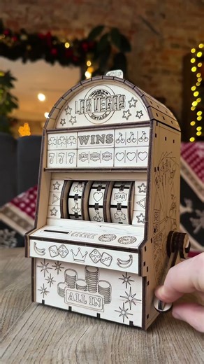 Dřevěná 3D stavebnice — herní automat