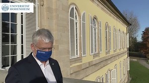"Die Pandemie-Situation ist kritisch - und Unis können durch die aktuellen Einschränkungen im Lehrbetrieb einen wichtigen Beitrag zur Eindämmung des Infektionsgeschehens leisten", so Uni-Rektor Stephan Dabbert in einer aktuellen Video-Botschaft. Sobald die Situation es zulässt, hofft die Uni Hohenheim den Präsenzbetrieb für Erstsemester in kleinen Schritten wieder aufnehmen zu können. #corona #unihohenheim | Universität Hohenheim