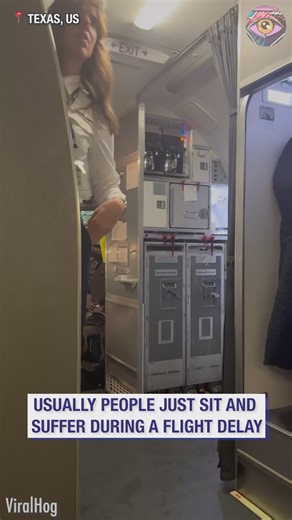 Passenger orders pizza for an entire stranded plane | Bright Side