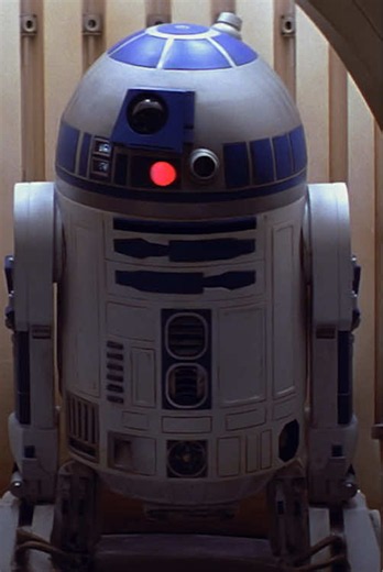 かわいいだけじゃない💪 信頼感抜群のドロイドR2-D2が本領発揮🔧 📺『ファントム・メナス (エピソード1)』は、ディズニープラスで配信中！ 🌟『スター・ウォーズ／マンダロリアン・アンド・グローグー』『スター・ウォーズ：ビジョンズ／九人目のジェダイ』はディズニープラスで独占配信中！ 🌟『スター・ウォーズ：アソーカ』シーズン2は2027年1月20日(水)ディズニープラスで独占配信開始！ 🎬『スター・ウォーズ／スターファイター』2027年5月28日(金)日米同時公開！ #スターウォーズ #STARWARS #ディズニープラス #ファントムメナス #R2D2