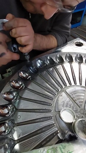 ✨ Do the work you love, and it will light up your path 💡💪 Inspiración directa de @Gunes Meric, especialista en pulido de moldes para lentes plásticas 🛠️ #MouldPolishing #WorkWithPassion #PlasticMoulds #LensTech #Craftsmanship | El Ajustador Nunca Se Equivoca MX