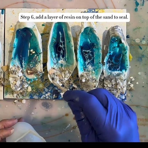 Make Christmas ornaments with oyster shells and use epoxy resin to make real waves! #ksresin