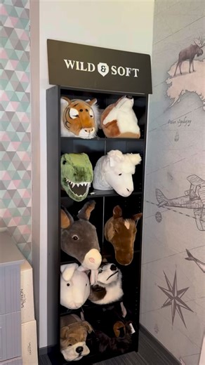 Kids Concept 🌸 | meble | zabawki | dywany | dziecko | sklep | on Instagram: "PROMOCJA -40% na pluszowe głowy zwierzaków Wild & Soft! Szukasz czegoś wyjątkowego do pokoju dziecięcego? 🧸 Pluszowe głowy zwierząt Wild & Soft to piękna, efektowna dekoracja na ścianę, która od razu dodaje wnętrzu charakteru i bajkowego klimatu ✨ Miękkie, stylowe i uwielbiane przez dzieciaki (i dorosłych też 😉) - idealne do pokoju malucha, przedszkolaka albo małego odkrywcy świata 🌿🦁 👉 Teraz -40%, więc to świetny