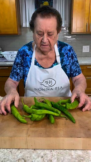 Nonna Pia Fries up her Long Hot Peppers! 🌶️ 👵❤️ #nonnapia #madewithlove #hotpeppers #italiancooking | Nonna Pia