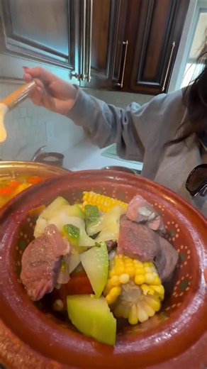 Disfrutando un Delicioso Caldo de Res