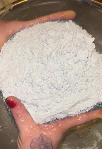 I saved 3 bottles of my pine jelly and I added powder to what I had left to make a cylinder! Powder squeezes, hand mixing, and rinse for my sponges! Yes I clean and reuse drink bottles to save because it fits so much lol. Don’t judge 😅 The rinse was fabric softener water. #cleantok #spongesqueezing #asmr #powdersqueezes #spongerinse