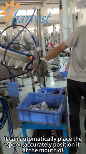 Automatic scooping machine: Ensures that all milk powder cans are equipped with a measuring spoon.