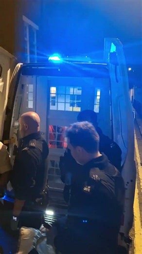 Dangerous Met police officer brutaly kicked me in foot and caused me soft tissue injuries.