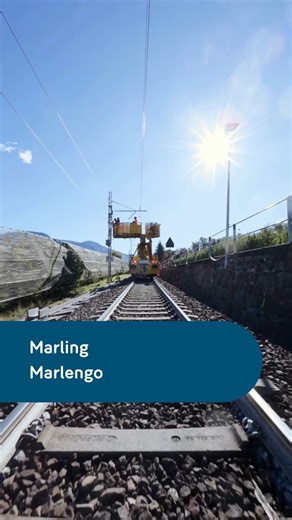 In Marling wird’s elektrisch ⚡️ Die Elektrifizierung der Vinschger Bahn macht große Fortschritte! Aktuell werden die Oberleitungen montiert – also jene Leitungen, über die unsere Züge künftig ihren Strom erhalten. Dabei steckt mehr Präzision dahinter, als man auf den ersten Blick denkt: Die Oberleitung darf bei der Montage höchstens ±2 cm von der geplanten Position abweichen. Jeder Mast, jeder Ausleger und jede einzelne Halterung ist exakt dafür da, diese perfekte Lage zu garantieren. Nur so kan