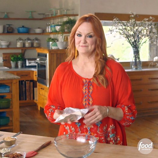 Ree's One Million Dollar Dip is so quick and easy to make - ideal for your Saturday night snacking! 😍 The Pioneer Woman is back on your screens on Monday at 5pm! | Food Network UK