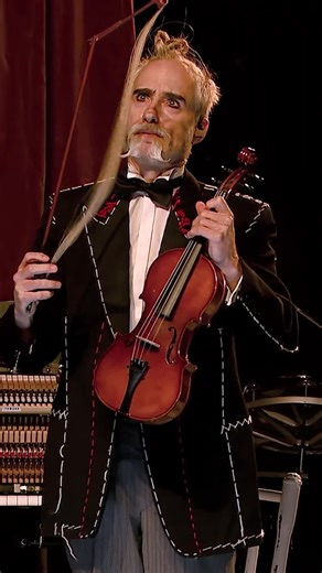 Anything’s an instrument if you’re creative enough. And if your instrument breaks on stage? Get your hair straight and carry on! | Släpstick