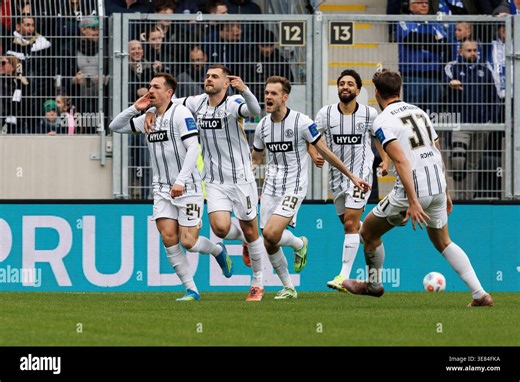 Luca Schnellbacher (SV 07 Elversberg) bejubelt den Treffer zum 1:0 mit Lukasz Poreba (SV 07 Elversberg), Tom Zimmerschied (SV 07 Elversberg), Maximilian Rohr (SV 07 Elversberg), SV Elversberg vs FC Schalke 04, Fussball, 2. Bundesliga, 29. Spieltag, Saison 2025/2026, 12.04.2026 DFB regulations prohibit any use of photographs as image sequences and/or quasi-video. Foto: Eibner-Pressefoto/Alexander Neis Stock Photo - Alamy