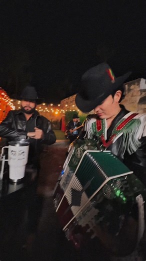 Aquel pollo se volvió GALLO 🔥🐔 #lologre #LosDosCarnales #afinartemusic | Los Dos Carnales