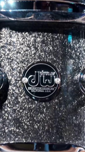 DW Artist Sharlene Goodrich unboxes her new DW Performance Series drum kit. Sharlene's Kit specs: DW Performance Series Drum Kit in Ebony Stain w/ Chrome hardware. 8x10 TT 9x12 TT 14x14 FT 14x16 FT 5.5x14 Snare 6.5x14 Snare in Pewter Sparkle 18x22 BD Learn more about DW Performance Series here: https://www.dwdrums.com/drums/performance-series/ #DWArtist #Unboxing | Drum Workshop Inc. (DW Drums)