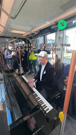 Des musiciens dans le tramway aujourd’hui à Nantes 🚋 Aujourd’hui, des artistes ont surpris les voyageurs avec des performances live dans les transports en commun. Et c’est le pianiste Benjamin Kahn qui a posé ses valises sur la ligne 1. Une apparition inattendue pour annoncer La Folle Journée… et ça promet pour le week-end ✨ 📆 Du 28 janvier au 1 février 2026 💸 De 0 à 39€ et max 15€ pour les -30 ans 📍 La Cité des Congrès et autres lieux à Nantes et aux alentours 🔗 follejournee.fr | Big City