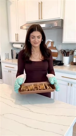 if you eat bone marrow every day 👍 Possible benefits Very nutrient-dense: rich in healthy fats, vitamin A, iron, zinc, and B12 Supports joints & skin: contains collagen compounds (like glycine) Energy & satiety: high fat can help you feel full longer Immune support: minerals like zinc help immunity ⚠️ Possible downsides Very high in fat & calories → daily intake can lead to weight gain High saturated fat → may raise cholesterol if eaten too often Not balanced alone → lacks fiber, vitamin C, and