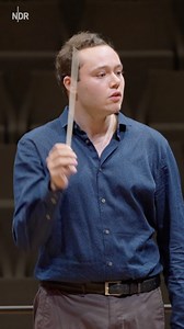 36K views · 311 reactions | Ihr konntet bei der Conductors Masterclass mit unserem Chefdirigenten Alan Gilbert Mitte August in der Elbphilharmonie Hamburg nicht live dabei sein? 沈 Kein Problem: Hier könnt ihr den gesamten Workshop mit Tipps und Tricks von unserem Chefdirigenten zu Robert Schumanns Zweiter noch einmal im Mitschnitt erleben. ➡️ www.ndr.de/elbphilharmonieorchester/masterclass108.html | NDR Elbphilharmonie Orchester | Facebook