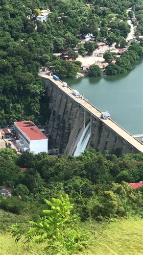 #leterritorial | Barrage de Péligre, Centre Le barrage de Péligre est un barrage hydroélectrique construit sur le fleuve Artibonite en Haïti. Il est situé dans le département du Centre. 📹 Haïti Touriste Destination #haïtimagique #haititerreparadisiaque #fypシ゚ #fypviralシ #ayitisebèl #VuesÉpoustouflantes #voyagesensoriel #DécouvrirHaïti #peligrehaiti . . . . . . | Le Territorial