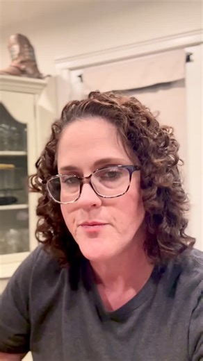 🤮If you struggle with bloating, reflux, or fatigue after meals, start here — not with a supplement, not with a new diet — but with how you eat. Most people chew each bite for about 5 seconds before swallowing. But your digestion actually begins in your mouth — not your stomach. The mechanical act of chewing and the release of saliva are what activate your digestive enzymes. When food enters your stomach already partially broken down, your gut doesn’t have to “fight” to digest it. Here’s what ha