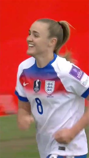 Georgia Stanway fires home a brilliant first-time finish 🔥