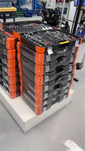 Ferramentas Curitiba on Instagram: "🟠 Maleta Gedore Robust 178 Peças 🟠 A maleta Gedore Robust traz 178 peças, incluindo uma ampla variedade de soquetes e as famosas chaves combinadas catracadas, todas produzidas em aço cromado espelhado com a qualidade inquestionável da Gedore. É a solução perfeita para quem preza por organização, versatilidade e um kit completo para qualquer desafio na oficina. Com o fim de ano chegando, é o momento ideal para garantir a sua ou presentear aquele parente mecân