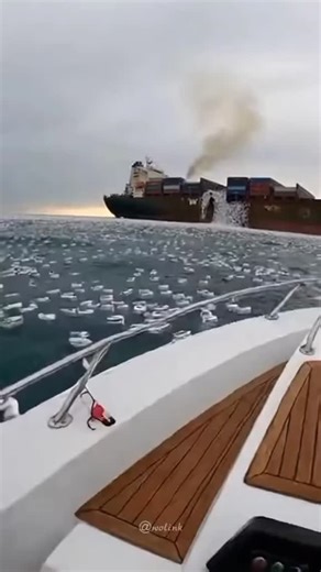 Gen Clip on Instagram: "日瓷砖将脚步转化为电能。这捕捉来自你脚步的动能。当你行走时,你的重量和动作会对瓷砖产力砖会轻微弯曲,从而产生应力。瓷砖内部的压电材料将这种应力转化为电能。每一步都会产生少量电荷,而数百万步结合在一起就能产生足够的电力来驱动LED灯、数字显示屏和传感器。在像涩谷车站这样繁忙的地方,每天大约有240万个脚步为这一系统作出贡献。 这些电可以被储存或立即使用,从而减少对电力来源的依赖,并支持可持续的城市基础设施。这种方法将日常运动转化为实用的可再生能源 #日本 #知识#事实#你知道吗#推荐 科技 创新历史 技术实验热门日本利用压电瓷砖将脚步转化为电能。这些瓷砖捕捉来白你脚步的动能 当你行主时你的重量ni作会对瓷砖产生压力。瓷轻微弯曲,从而产生机械。瓷砖内部的压电材料将这种应力转化为电能。每一步都会产生少量电荷,而数百万步结合在一起就能产生足够的电力来驱动 LED 灯、数字显示屏和传感器。在像涩谷车站这样繁忙的地方,每天大约有240万个脚步为这一系统作出贡献。这些电能可以被储存使用,从而减少对传统源的依赖,并支持可持续的城市基础设施。这种方法将日常