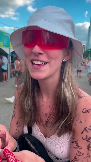 Did you sign the autograph girl? ✍🏻 #lolla #lollapalooza