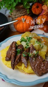 52K views · 5.5K reactions | Ficatul de porc ma duce mereu cu gandul la Craciunul din copilarie, pe vremea cand parintii mei taiau porcul si ne pregateau vestita tochitura moldoveneasca. Desigur, ficatul de porc era si el prezent cu mamaliguta calda, mujdei si cartofi prajiti #food | Yummy.Expert | Facebook