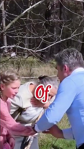 🤝💖 Kind Strangers Lend a Hand – Helping an Elderly Woman in Need! ✨🌟 #shorts