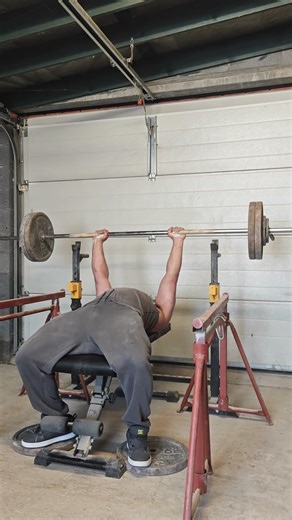 Close grip bench: 100kg x 10 (post dips) (set 1/3)