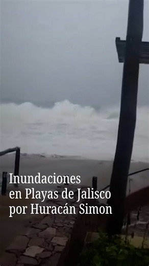 Los vientos y lluvias provocados por el huracán Simon afectaron a las playas del municipio de La Huerta, en Jalisco. En las playas de Manzanilla y Punta Pérula se reportaron fuertes vientos, oleaje alto e inundaciones. #viralnmás #huracánSimon #inundaciones #Jalisco